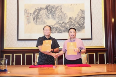 海南省企業(yè)聯(lián)合會、海南省企業(yè)家協(xié)會常務(wù)會長兼秘書長冷明權(quán)與天朝上品集團(tuán)董事長黃永毅簽約