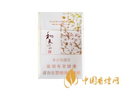2020白沙和天下價(jià)格表和圖片 2020和天下香煙是白沙牌香煙中的一種，說(shuō)起和天下香煙，相信大家都認(rèn)識(shí)，和天下是高端香煙品牌,隸屬于湖南中煙工業(yè)有限責(zé)任公司，那么，2020年白沙和天下多少錢(qián)一包呢?趕緊來(lái)看看吧!  和天下香煙  和天下香煙時(shí)尚大氣的包裝　簡(jiǎn)潔流暢的線條　以紫色為主色調(diào)的搭配　無(wú)一不顯示出和天下的不凡紫色在中國(guó)傳統(tǒng)里是尊貴的顏色，如北京故宮又稱(chēng)為“紫禁城”亦有所謂“紫氣東來(lái)” 口感上此款雅香綿滑，香氣醇和，余味純凈，實(shí)屬難得一見(jiàn)的神品啊!  系列產(chǎn)品  和天下(尊尚中支)  類(lèi)型： 烤煙型  煙氣煙堿量： 0.0 mg  煙長(zhǎng)： 84 mm  過(guò)濾嘴長(zhǎng)： 25 mm  包裝形式： 條盒硬盒  單盒支數(shù)： 20  銷(xiāo)售形式： 國(guó)產(chǎn)內(nèi)銷(xiāo)  生產(chǎn)狀態(tài)： 待上市  備注： 白沙和天下尊尚中支  和天下(尊尚5000)  類(lèi)型： 烤煙型  煙氣煙堿量： 0.0 mg  煙長(zhǎng)： 88 mm  過(guò)濾嘴長(zhǎng)： 25 mm  包裝形式： 條盒硬盒  單盒支數(shù)： 20  銷(xiāo)售形式： 國(guó)產(chǎn)內(nèi)銷(xiāo)  生產(chǎn)狀態(tài)： 已上市  備注： 白沙和天下尊尚5000  白沙(硬和天下雙中支)  單盒參考價(jià)： 90 元  條盒參考價(jià)： 900 元  條盒批發(fā)價(jià)： 763.2 元  小盒條形碼： 6901028204798  條包條形碼： 6901028204804  白沙(和天下天下韶山)  單盒參考價(jià)： 100 元  條盒參考價(jià)： 1000 元  小盒條形碼： 6901028196925  條包條形碼： 6901028196932  白沙(軟和天下檀香)  單盒參考價(jià)： 100 元  條盒參考價(jià)： 1000 元  條盒批發(fā)價(jià)： 763.2 元  白沙(和天下細(xì)支)  單盒參考價(jià)： 100 元  條盒參考價(jià)： 1000 元  條盒批發(fā)價(jià)： 720.8 元  小盒條形碼： 6901028196048  條包條形碼： 6901028196055  白沙(軟和天下)  單盒參考價(jià)： 100 元  條盒參考價(jià)： 1000 元  條盒批發(fā)價(jià)： 720.8 元  小盒條形碼： 6901028196017  條包條形碼： 6901028196024  白沙(和天下)  單盒參考價(jià)： 100 元  條盒參考價(jià)： 1000 元  條盒批發(fā)價(jià)： 848 元  小盒條形碼： 6901028196925  條包條形碼： 6901028196932  通過(guò)以上的信息可以了解到2020年白沙和天下的價(jià)格，以上就是香煙網(wǎng)為您提供的關(guān)于2020白沙和天下價(jià)格表和圖片，白沙和天下多少錢(qián)一包?的信息，想要了解更多的信息請(qǐng)來(lái)關(guān)注香煙網(wǎng)吧!白沙和天下多少錢(qián)一包？